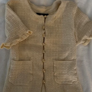 Volangblus med gulddetaljer - Endast testad