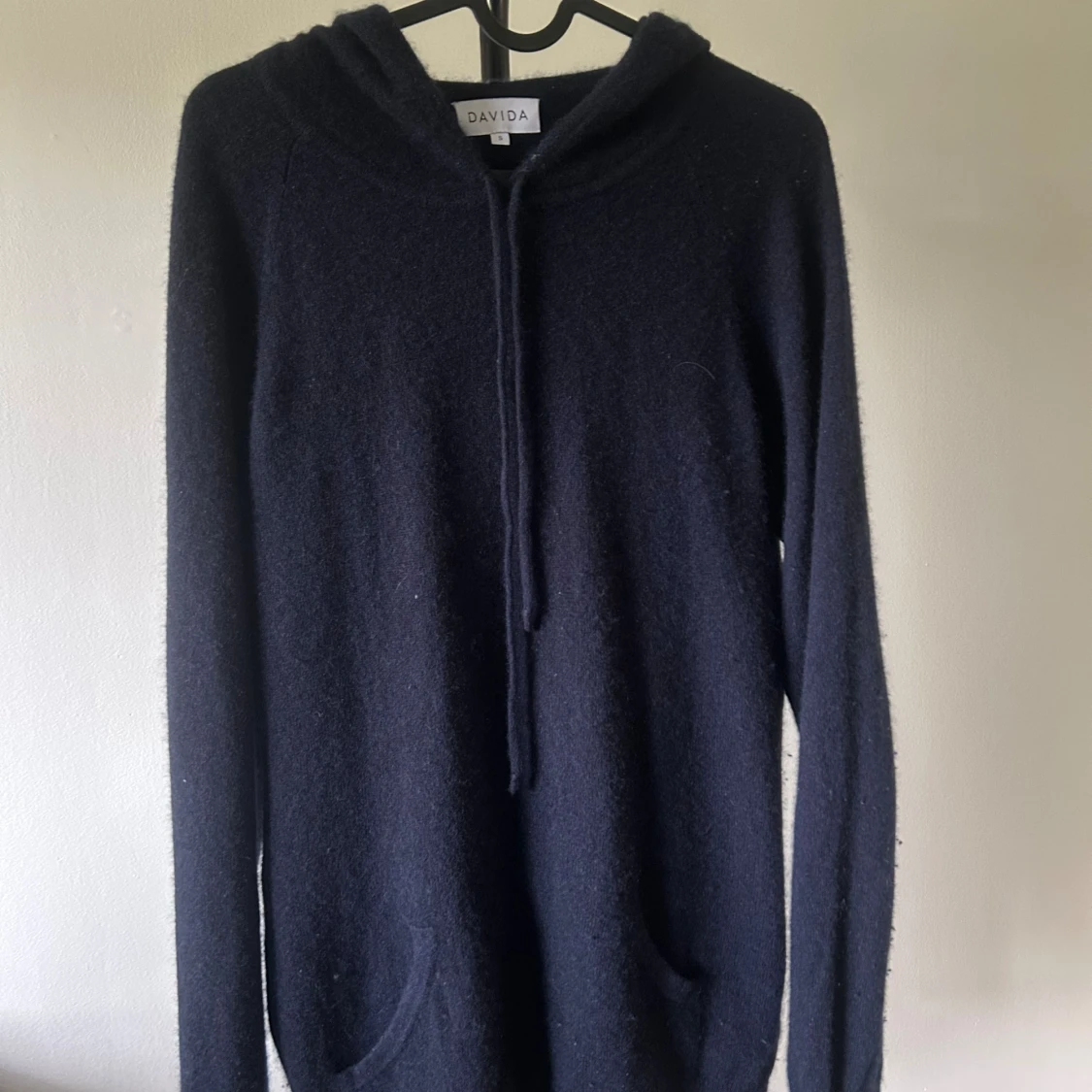 Mörkblå hoodie i kashmir från Davida