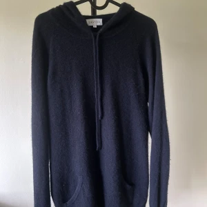 Mörkblå hoodie i kashmir från Davida - Säljer min kashmir hoodie fran Davida nypris 2900.