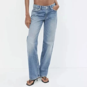 Lågmidjade raka jeans Zara - Lågmidjade raka jeans från Zara. Storlek 36. Långa i benen. 