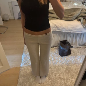 Stickade byxor - Helt nya, prislapp kvar! Lite korta för mig som är 175 tyvärr, annars så så fina💕🥰