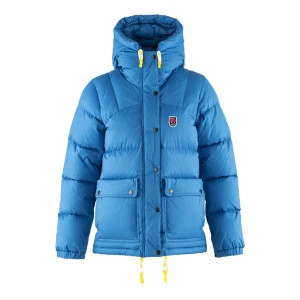 Fjällräven jacka - endast byten - har en blå fjällräven jacka som jag skulle vilja byta mot en likadan i färgen mörkblå/mörkgrön i storlek xxs-s 💗 i bra skick och har kemtvättats. köpt förra vintern