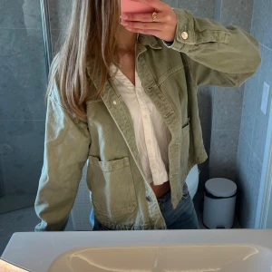 Grön jeansjacka - Jeansjacka från ZARA! Använd fåtal gånger😇