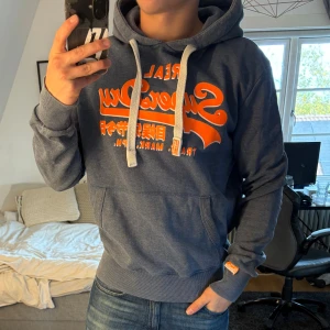 Superdry hoodie  - Säljer nu denna eftertraktade hoodie. Skick 9/10. Sjukt snygg och passar perfekt nu till lite kyligare dagar! Skynda denna blir såld fort!