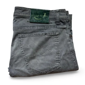 Jacob Cohen Jeans - Hej! Säljer nu mina jeans från märket Jacob Cohen , storlek 37 bra skick, . Tveka inte på att höra av dig om du har frågor eller funderingar kring jeansen!