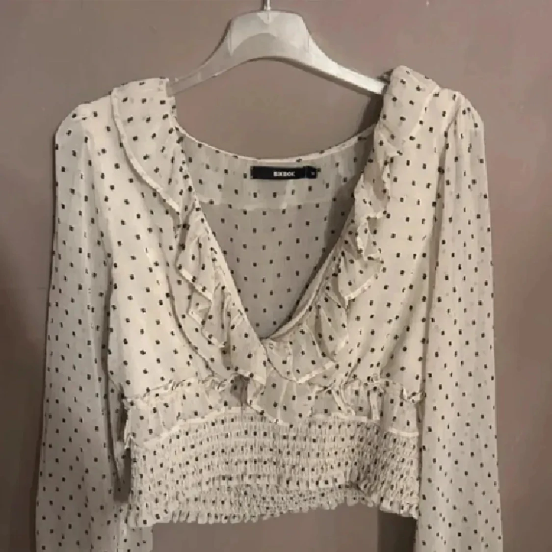 Prickig blus med volang från Bik Bok - 2