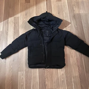 Canada Goose Macmillan vinter jacka - Säljer en svart Macmillan Canada Goose i storlek S, perfekt för kalla dagar.