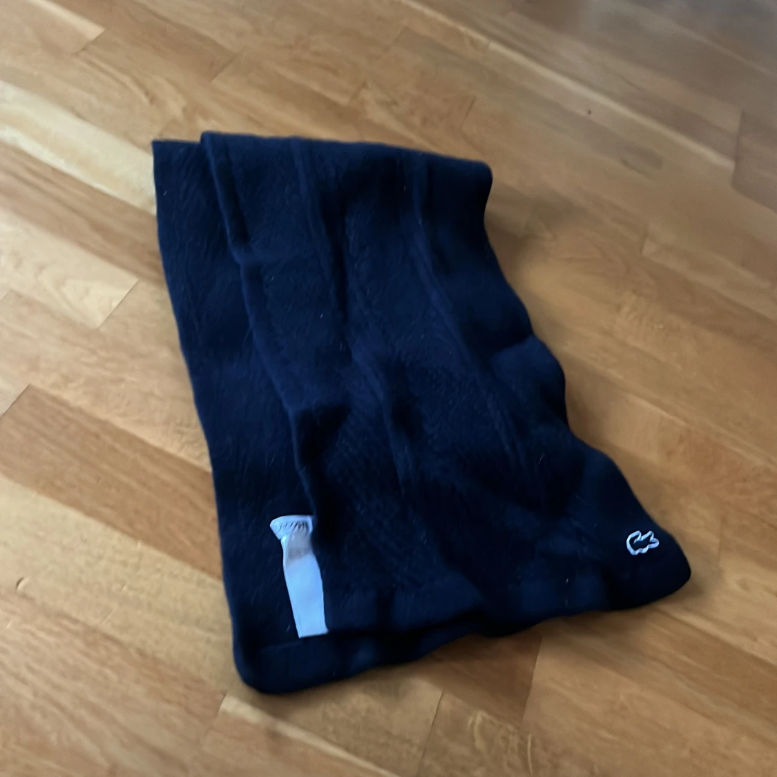 Mörkblå stickad halsduk från Lacoste - 1