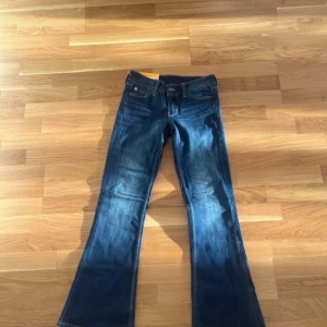 Mörk blåa lågmidjade bootcut jeans  - Super snygga helt slutsålda cheap Monday jeans med prislappen kvar. Hör av dig vid frågor 💓 OBS om ni är intresserade och vill köpa,  hör av er till mig först så jag kan göra en ny annons så ni får gratis frakt. 