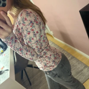 Blommig tröja  - Från rainbow, storlek S