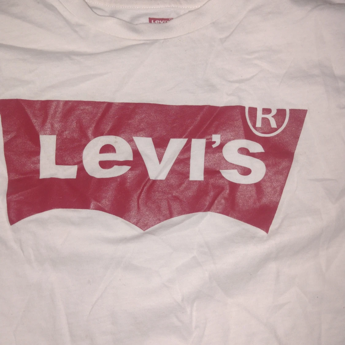 Vit Levi's t-shirt med röd logga - 3