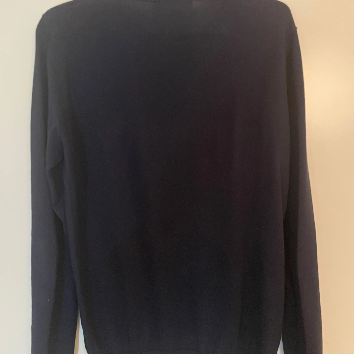 Mörkblå stickad tröja   - 1