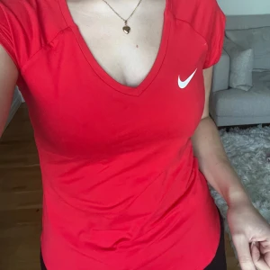Nike tröja - Väldigt fin träningströja från Nike. Den är i ett supermjukt material och sitter superskönt på kroppen. Den är också figursydd så den sitter väldigt fint på🩷 väldigt stretchig och bara använd ett fåtal gånger🩷passar xs-s i och med att den är så stretchig.