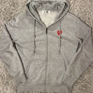 Comme des Garçons Play zip hoodie - | Condition: 8/10 | Color: Gray and red | What is included: Only the hoodie | Retail price: 3500kr |