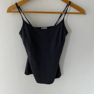 Mörkblått Filippa K Linne - Fint filipppa K linne, väldigt bra skick och sitter som en smäck!