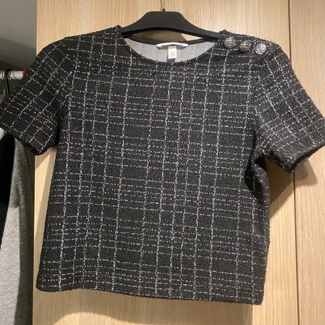 Svart rutig blus med silvriga knappar - 1