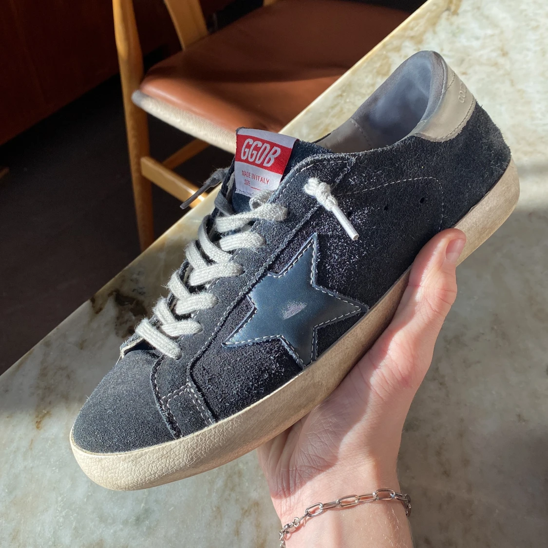 Golden Goose marinblå sneakers med röd lapp - 3