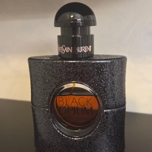 YSL Black Opium 30ml EdP - Black Opium från Yves Saint Laurent i en snygg 30ml flaska. En ikonisk parfym som ger en lyxig känsla och passar perfekt för dig som vill sticka ut. Eau de Parfum.