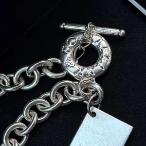 Tiffany & Co. chunky silver halsband - Stilrent chunky halsband från Tiffany & Co. i äkta  med grova länkar och en rund låsring där varumärket är ingraverat. Halsbandet har en fyrkantig bricka med Tiffany & Co. stämpel och en snygg T-bar låsning. 