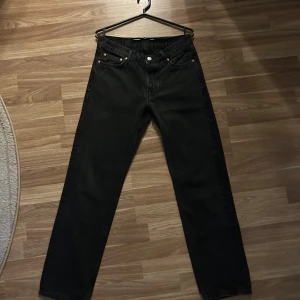 Svarta jeans  - Rare alert 🚨 Svarta baggy Weekday jeans, redesigned & literally one of one. Den perfekta loose fiten, sitter snyggt på midjan och faller clean. Går med allt. Street, minimalist, grunge. Du fattar. 