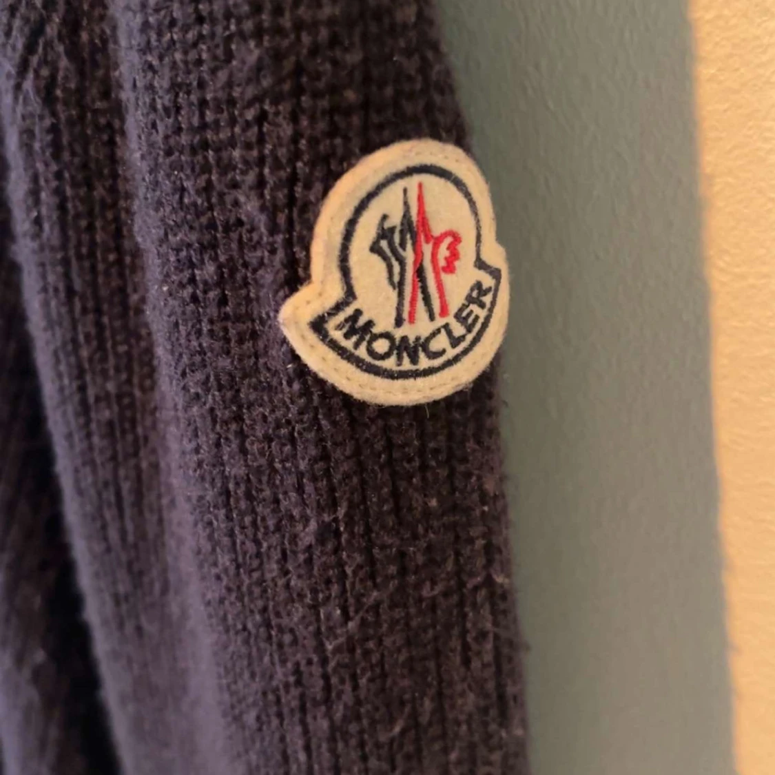 Mörkblå stickad hoodie från Moncler - 1