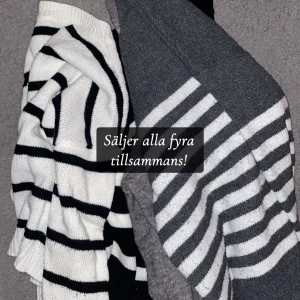 4 stickade tröjor  - Fyra stickade tröjor i storlek S och en i XS. Två är randiga i svart och vitt, en är randig i grått och vitt, och en är helgrå med polokrage. Alla har lång ärm och klassisk passform.❤️