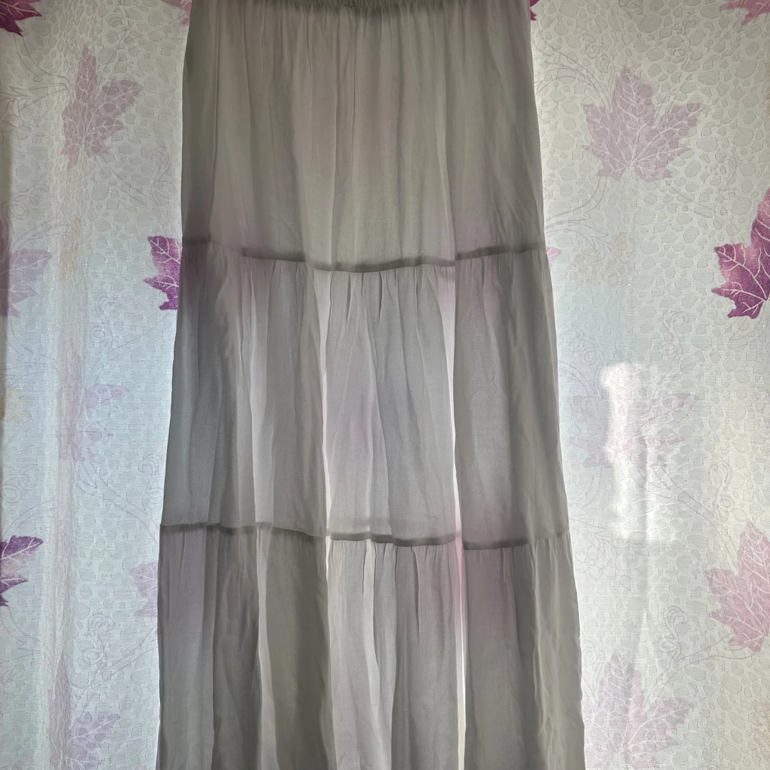 Ljusgrå långkjol i luftig bomull