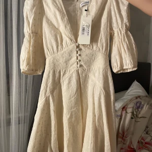 klänning från Adoore - Superfin cremevit klänning från Adoore med prislapp storlek 34❤️ säljer då den var för liten för mig