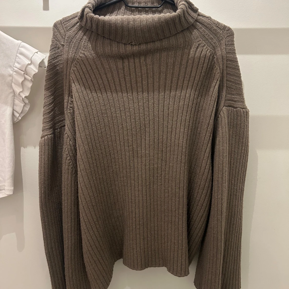 Beige ribbad polotröja - 2