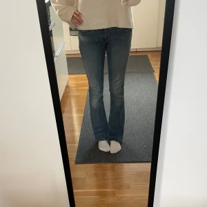 Blå bootcut jeans låg midja - suuper snygga levis jeans men låg midja och bootcut🥰  midjemått 34 men finns mycket stretch iaf ytterligare 5 cm om de skulle behövas men sitter bra om man inte behöver stretchen , så de är väldigt anpassningsbara🫶🏼  innerbenslängd 75 