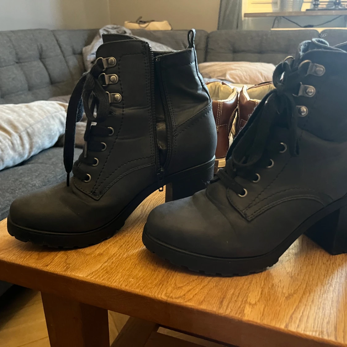 Svarta boots med klack och snörning - 1