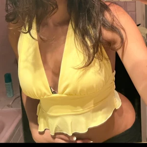 Gul halterneck topp - Säljer denna superfina gula sommartopp/festtopp. Man knyter den själv i nacken. Har knappt använts och är i superbra skick🤗