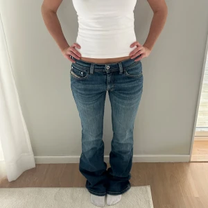 Blå diesel jeans  - Lågmidjade dieseljeans i storlek S. Midja: 38x2 cm innerben: 87 cm