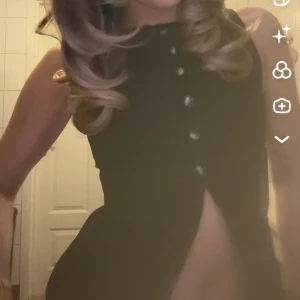 Svart topp - supersnygg, använd 1 gång, nyttskick, hade ingen annan bild men den är exakt som på bild nmr 2