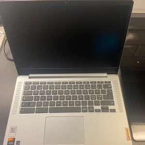 Lenovo Chromebook 14" MediaTek Kompanio 520 - Lenovo Chromebook med 14" FHD-skärm, MediaTek Kompanio 520, 8GB RAM och 128GB eMMC. Utrustad med Wi-Fi 6, Bluetooth 5.1, 720p HD-kamera och flera portar. Säljs med laddare, mus och fodral. Mycket gott skick, inga synliga defekter.