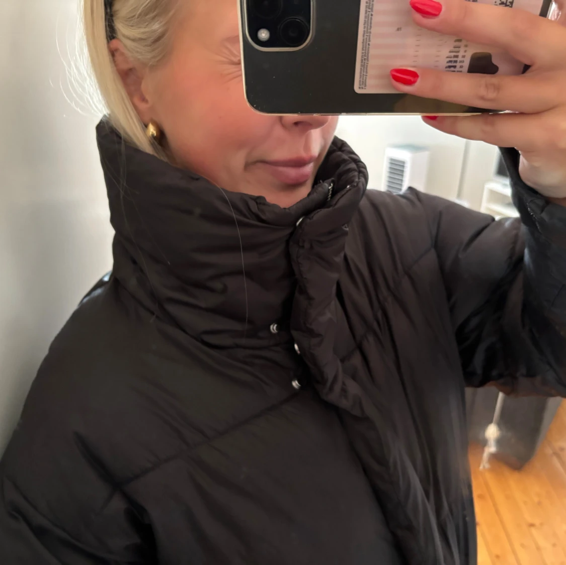 Svart pufferjacka med hög krage - 2