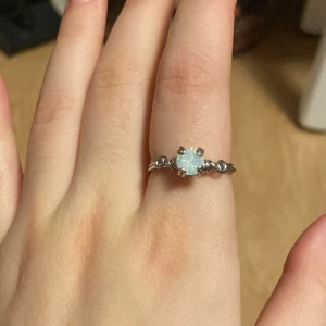 Handgjorda ringar med opalsten - Unika handgjorda ringar med skimrande vit opalsten i mitten. Finns i både silverfärgad, guld- och kopparfärgad metall med snygga tvinnade detaljer runt stenen. Perfekt för dig som gillar boho-vibe och vill ha något som sticker ut. Går att få i silver, guld, svart, brons, roséguld eller kopparfärgad metall (belagd koppartråd). Just nu har jag bara ”opal” stenar men inom kort kommer fler färger. 