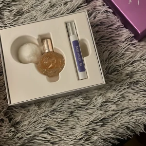 Ari Ariana Grande parfymset - Snyggt parfymset med Ari by Ariana Grande. Perfekt för dig som vill ha en trendig doft och en smidig miniflaska att ta med. Kommer i en snygg lila presentask. Parfymerna är helt oanvänd.