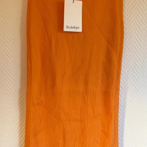 Rodebjerg kjol med slits - Helt ny solig kjol från favoritmärket Rodebjerg. Säljer pga fel storlek. Har bild på mig i en storlek upp om du vill se passformen:) passar jättefint med crop top och klackar
