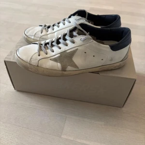 Golden Goose - Golden Goose Superstar låga sneakers. Skorna är köpta på Farfetch. Pris på Farfetch: 6119kr. Mitt pris: 3300kr. Storlek 40. Unisex. Skorna är i bra skick.