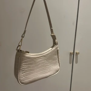 Beige axelväska från Ideal of Sweden - En beige ideal of Sweden väska. Har bara använt den ca 3 gånger. (Köpte den för 1 000)