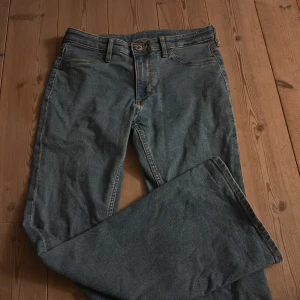 Ett par jättesnygga low waist jeans  - Utsvängda jeans💕                                                      Använda 2ggr