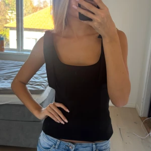 Svart linnetopp med rosetter  - Superfin fest topp💗