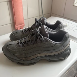 Gråa Nike Air Max 95  - Säljer ett par Gråa Nike Air Max 95 . De är lätt använda men inga större tecken på slitage.