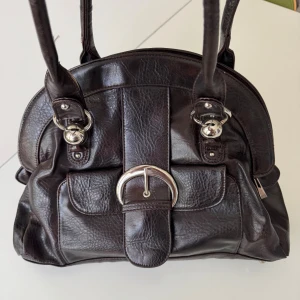 Brun skinnväska från Charmant of Sweden - Brun äkta skinnväska från Charmant of Sweden. Klassisk design med ett fack på framsidan under spännet och en praktisk dragkedja på baksidan. Insidan är rymlig med flera fack för att organisera dina saker. Skickas , hämtas på Hägerstensåsen eller ök 🤎