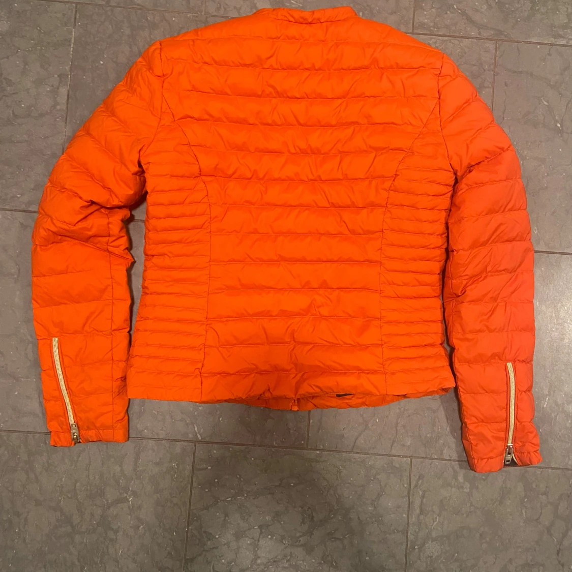 Orange pufferjacka från Rockandblue - 1