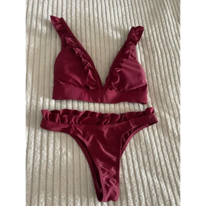 Söt bikini med vorlang - Jättefin bikini, framsida bild 1 och baksidan på bild 2😍