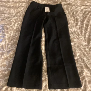 Bikbok kostymbyxor - Svarta helt nya kostymbyxor från Bikbok. Aldrig använda och prislappen finns kvar. Storlek 38. Har främre fickor. 