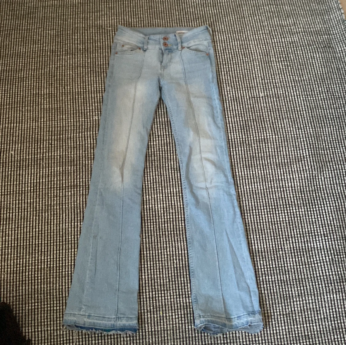 Ljusblå bootcut jeans från Bershka