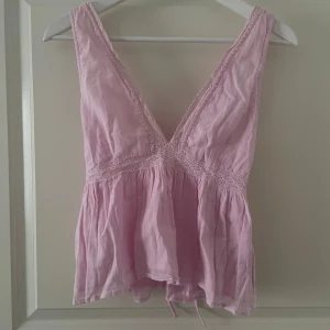 Rosa topp  - Supersöt rosa blus från Gina Tricot i bomull med spetsdetaljer! 💕💕